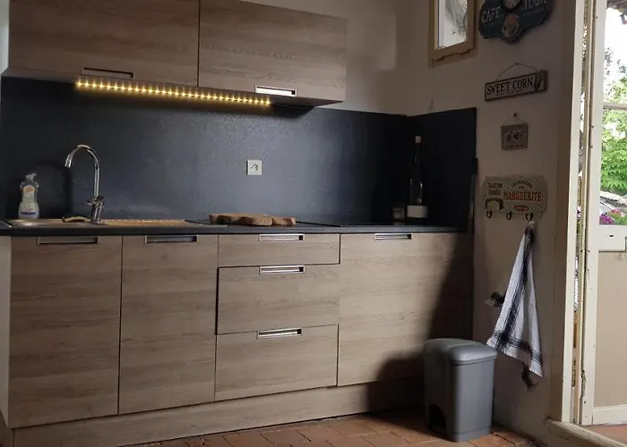 Chez Et Karine Bed & Breakfast Sauve